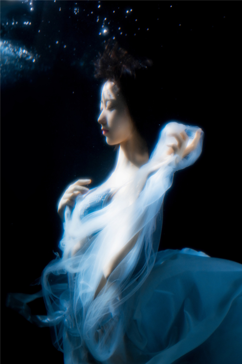 木绵绵owo清澈水下图片分享