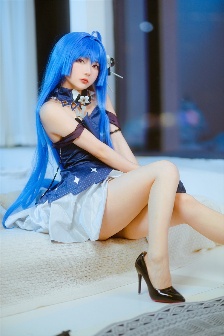 是三不是世w海伦娜cos图免费看