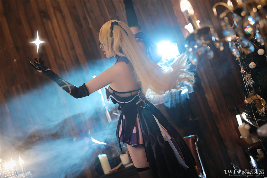 小容仔咕咕咕w菲谢尔cos图