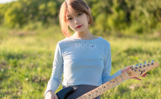 梨瑾瑾吉他妹妹cos图